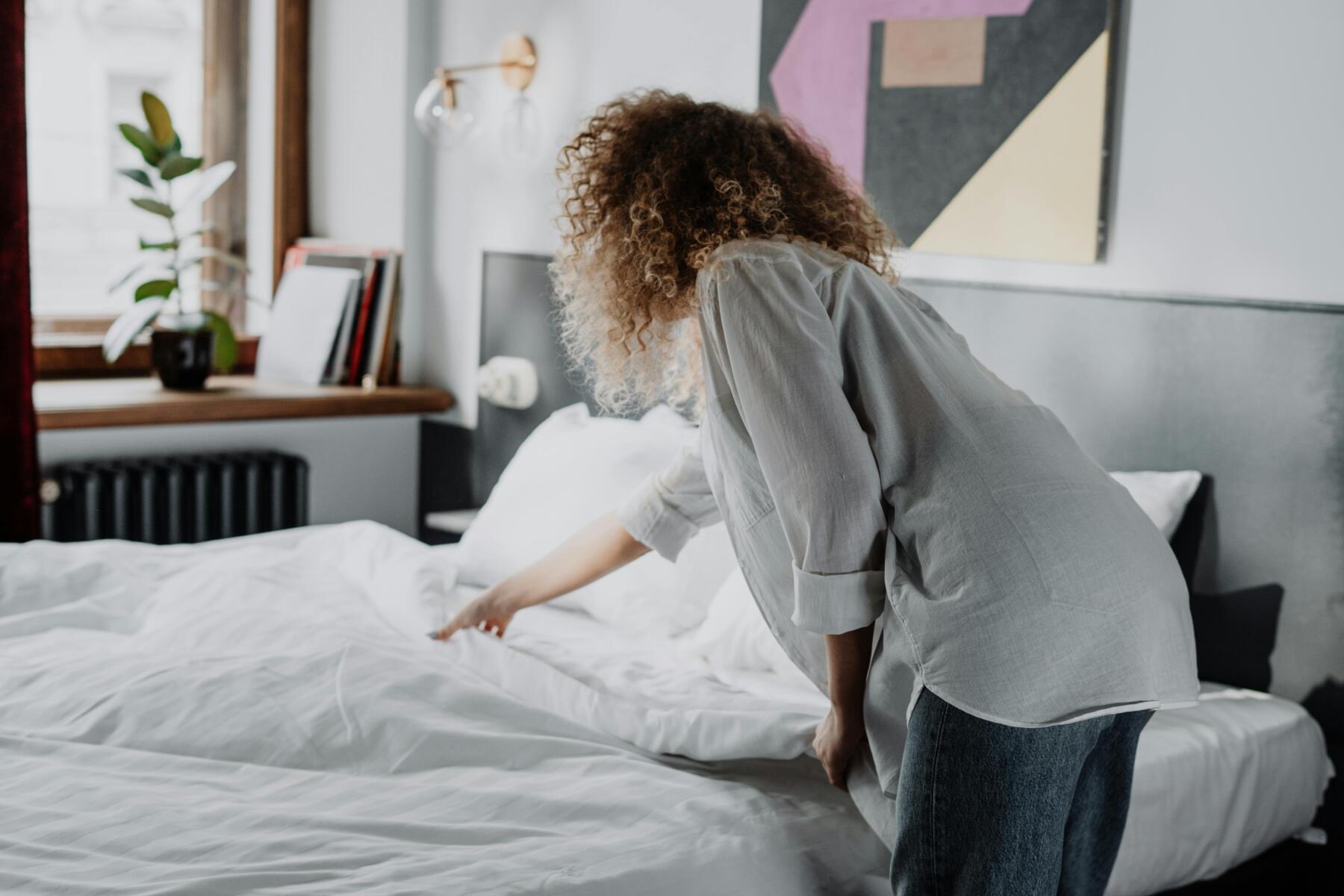 opgeruimde slaapkamer, opgeruimd hoofd. tips voor een gezellige slaapkamer